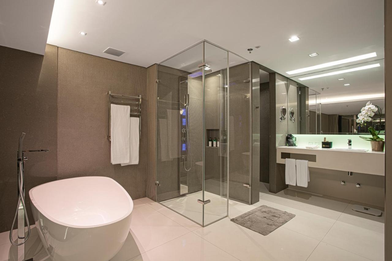 Suryaa Hotel Pinhais, Curio Collection By Hilton Exterior photo